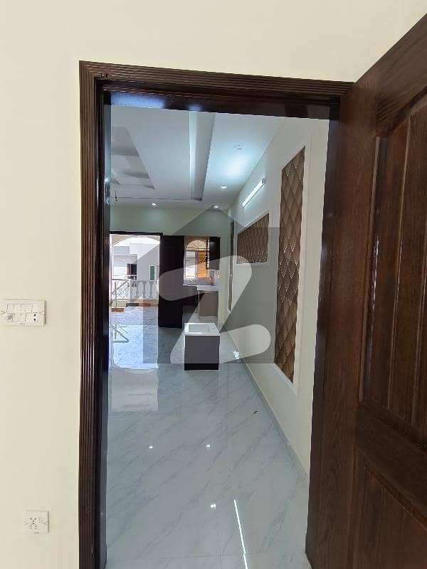 غازی روڈ کینٹ,لاہور میں 5 کمروں کا 6 مرلہ مکان 1.95 کروڑ میں برائے فروخت۔