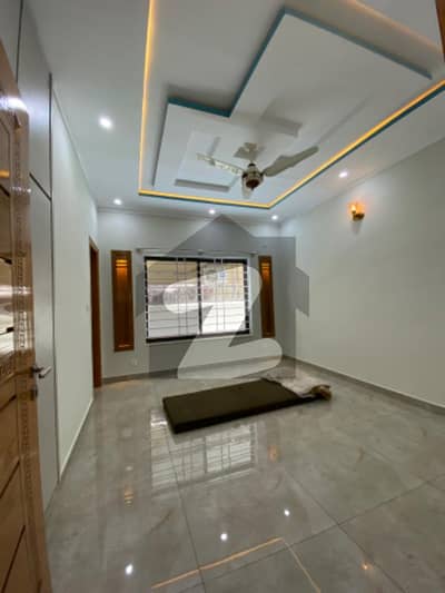 سوان گارڈن ۔ بلاک بی سوان گارڈن,اسلام آباد میں 6 کمروں کا 1 کنال مکان 7.0 کروڑ میں برائے فروخت۔