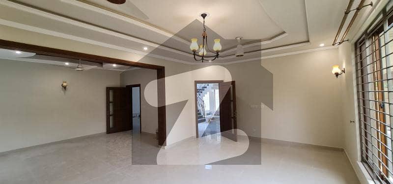 E-11/3: 500 Yards Beautiful FULL HOUSE, Double Unit, 5 Bedrooms, 3 Cars Parking, Rent Rs. 360,000-,