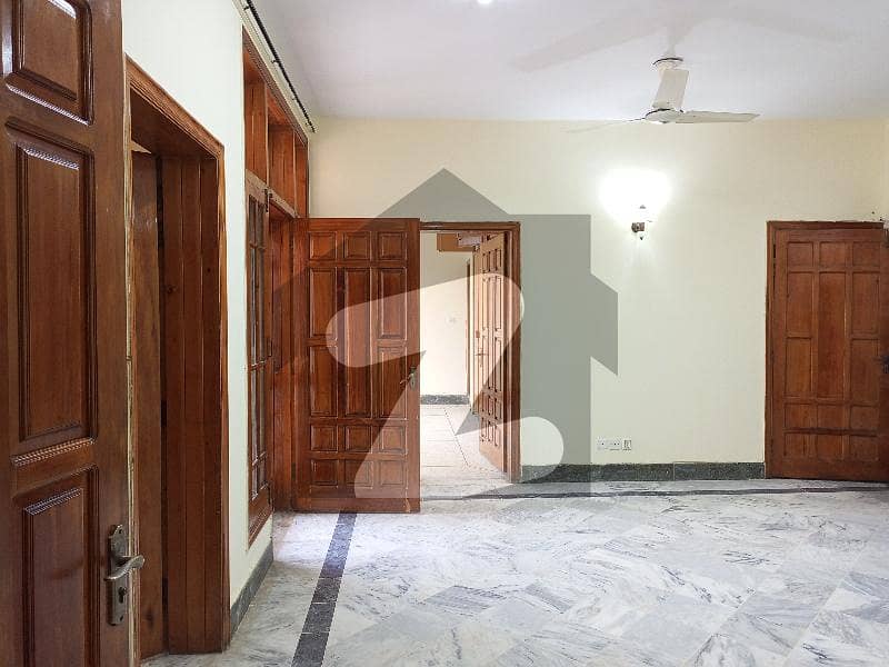 Independent ground portion with basement for rent F11