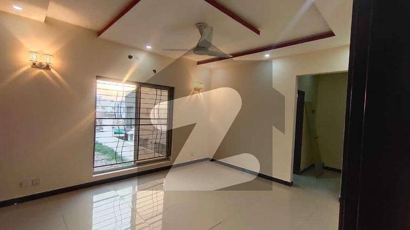 1 kanal used house for sale in hot location