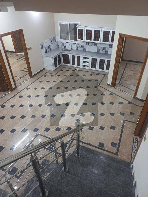 سمبڑیال سیالکوٹ میں 6 کمروں کا 8 مرلہ مکان 2.35 کروڑ میں برائے فروخت۔