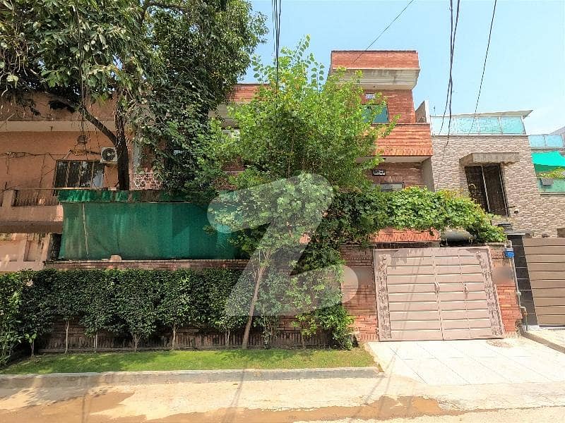 10 Marla House For sale Is Available In Model Town - Block Q