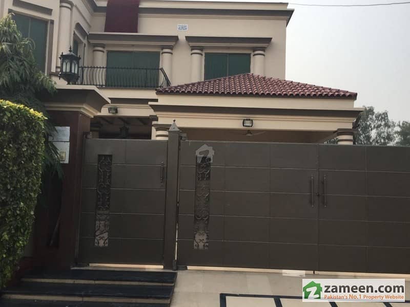 Good Location Near Main Park Market And Mosque Superb House