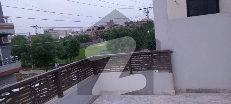 پی سی ایس آئی آر ہاؤسنگ سکیم فیز 2 پی سی ایس آئی آر ہاؤسنگ سکیم,لاہور میں 5 کمروں کا 10 مرلہ مکان 1.35 لاکھ میں کرایہ پر دستیاب ہے۔