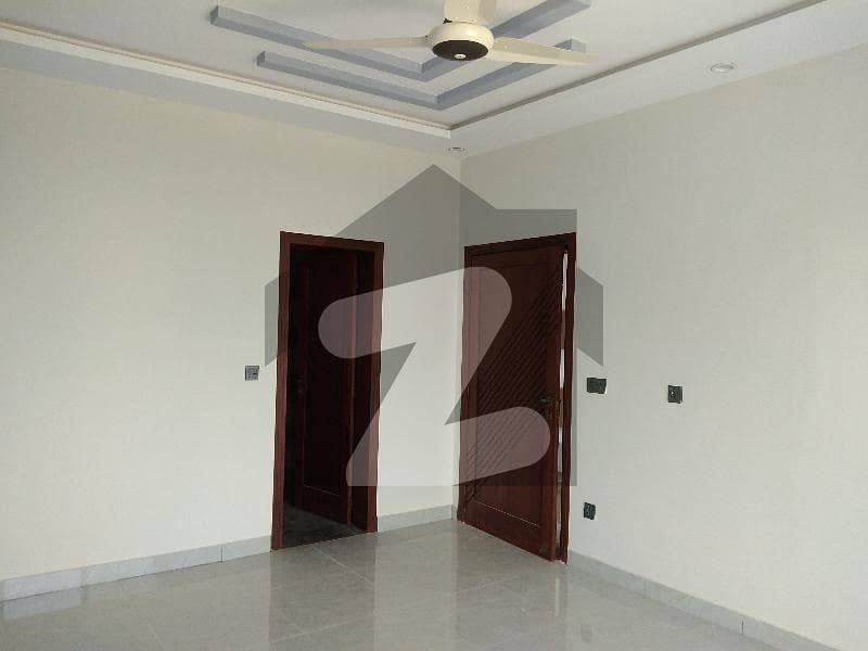 ڈی ایچ اے فیز 8 ڈیفنس (ڈی ایچ اے),لاہور میں 4 کمروں کا 10 مرلہ مکان 1.25 لاکھ میں برائے فروخت۔