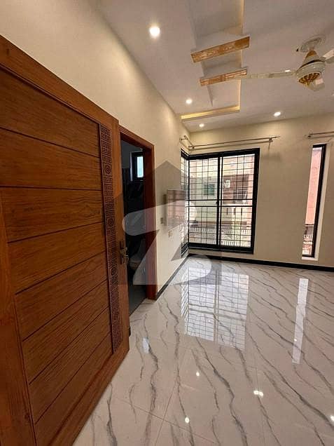 اعوان مارکیٹ فیروزپور روڈ,لاہور میں 5 کمروں کا 6 مرلہ مکان 1.95 کروڑ میں برائے فروخت۔