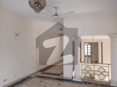 گلبرگ لاہور میں 5 کمروں کا 1 کنال مکان 3.5 لاکھ میں کرایہ پر دستیاب ہے۔