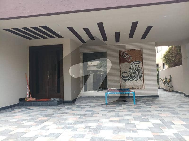 1 Kanal Owner Build Bungalow In Dha Phase 4,double Unit Well Maintained ,near To Park,ideal Location Reasonable Price
