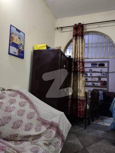 نیو آفیسرز کالونی صدر,کینٹ,لاہور میں 4 کمروں کا 7 مرلہ مکان 1.95 کروڑ میں برائے فروخت۔