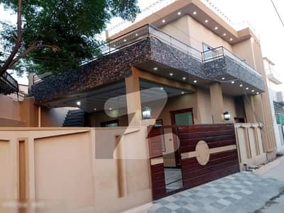7.5 Marla Double story House
Situated In Lalazar Tulsa Road Sherzaman colony
4. bedrooms with attached baths
Drawing room with TV lounge and madia walls
Modern kitchen 
Front and back tarrace
Front lawn 
Car garage