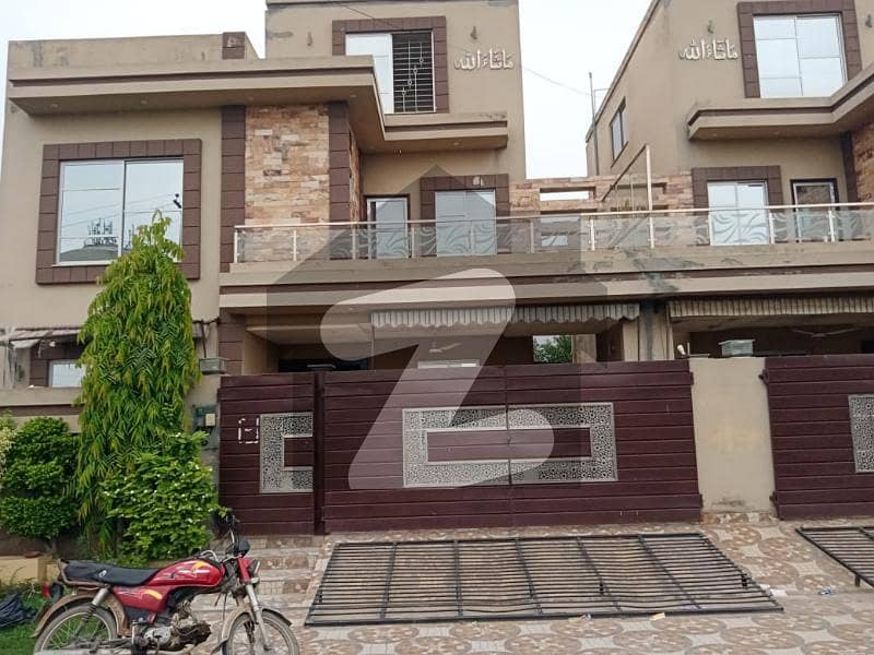 10 MARLA SUPER HOT LOCATION HOUSE FOR RENT WITH GASS FACING PARK IN TARIQ GARDEN BLOCK A