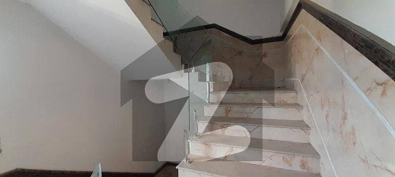 852SQFT office Available For RENT 852SQFT office Available For RENT