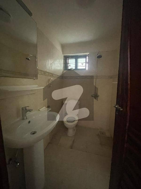 پی اے ایف فالکن کمپلیکس گلبرگ,لاہور میں 5 کمروں کا 1 کنال مکان 11.5 کروڑ میں برائے فروخت۔