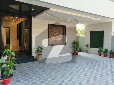 پبلک ہیلتھ سوسائٹی بحریہ ٹاؤن سیکٹر B,بحریہ ٹاؤن,لاہور میں 5 کمروں کا 10 مرلہ مکان 1.15 لاکھ میں کرایہ پر دستیاب ہے۔