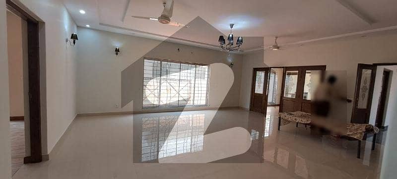 پی اے ایف آفیسرز کالونی کینٹ,لاہور میں 6 کمروں کا 1 کنال مکان 2.9 لاکھ میں کرایہ پر دستیاب ہے۔
