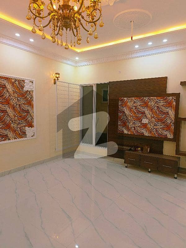 مسلم ٹاؤن لاہور میں 5 کمروں کا 6 مرلہ مکان 1.95 کروڑ میں برائے فروخت۔