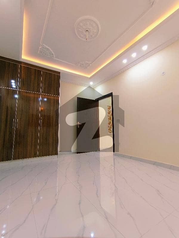 غازی روڈ کینٹ,لاہور میں 5 کمروں کا 5 مرلہ مکان 2.15 کروڑ میں برائے فروخت۔