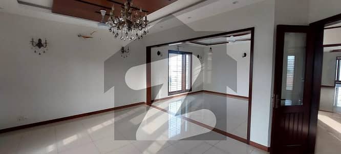 SLIGHTLY USED 600 YARDS PORTION UPPER FLOOR IN DHA PHASE 6 AVAILABLE FOR RENT