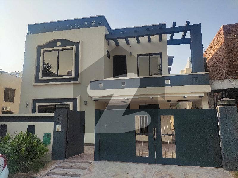10 Marla House For Rent in Quaid Block Bahria Town Lahore