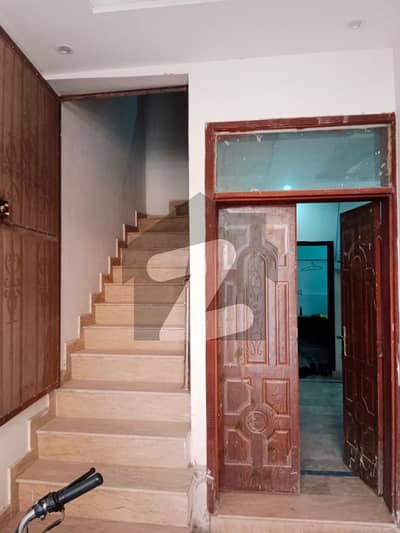 یو ایم ٹی روڈ یو ایم ٹی سوسائٹی,لاہور میں 3 کمروں کا 3 مرلہ مکان 1.7 کروڑ میں برائے فروخت۔