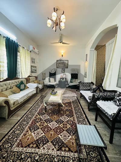 پشاور گارڈن پشاور میں 6 کمروں کا 11 مرلہ مکان 5.2 کروڑ میں برائے فروخت۔
