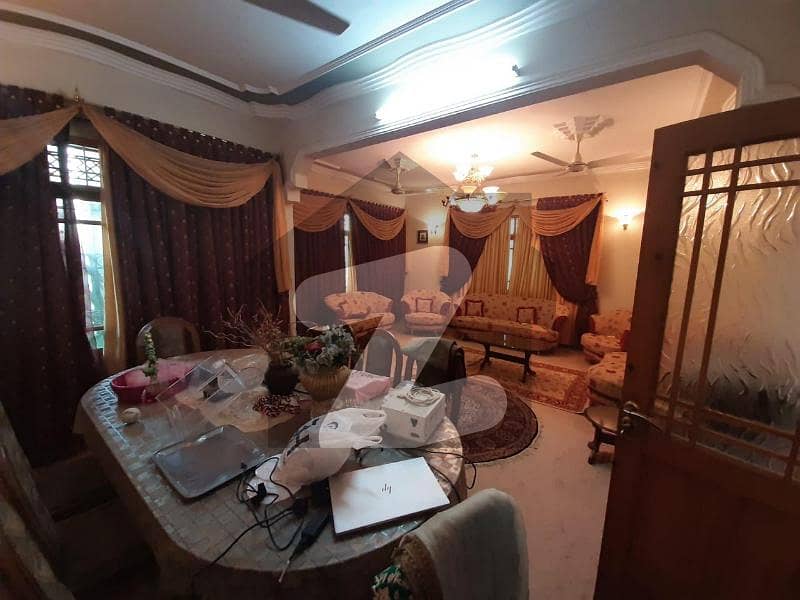 Stunning Prime Location 1200 Square Feet Room In DHA Phase 4 Available