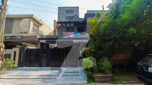 10 Marla House Is Available For Sale In Bankers Avenue Co-operative Housing Society Block F Lahore
