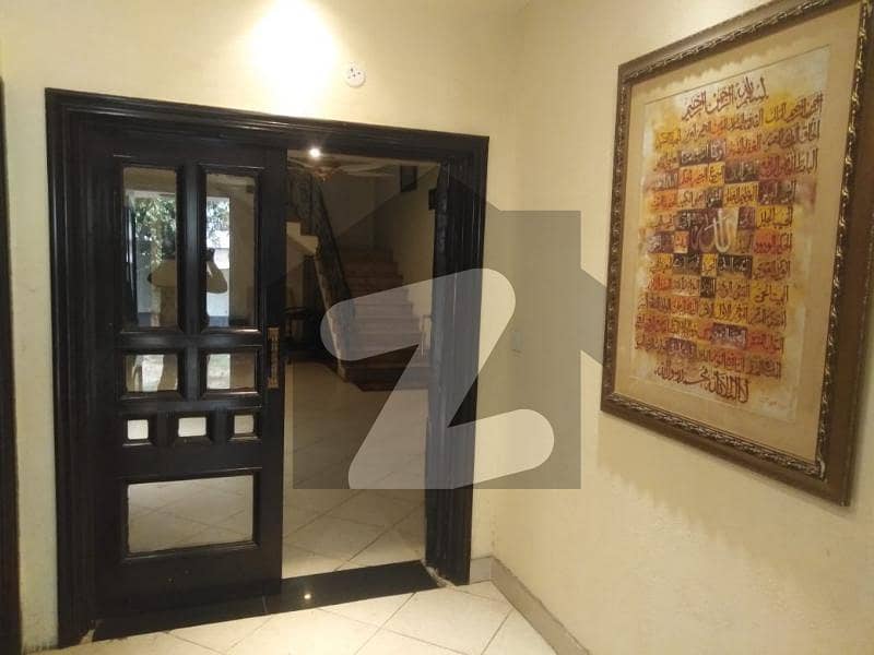 سعید کالونی فیصل آباد میں 5 کمروں کا 1 کنال مکان 6.0 کروڑ میں برائے فروخت۔