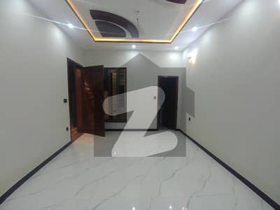 پنجاب یونیورسٹی سوسائٹی فیز 2 پنجاب یونیورسٹی ایمپلائیز سوسائٹی,لاہور میں 5 کمروں کا 7 مرلہ مکان 2.75 کروڑ میں برائے فروخت۔