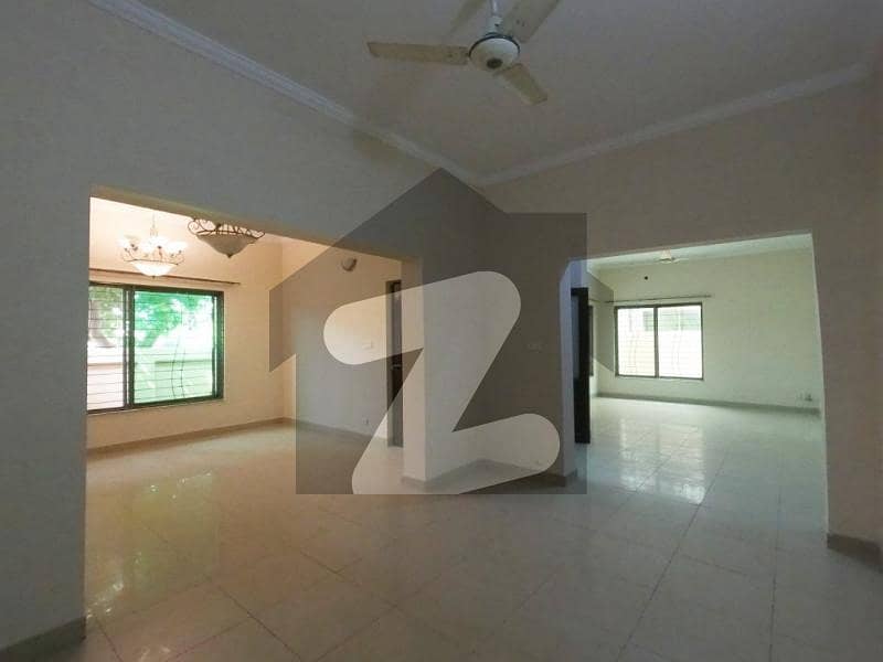 عسکری 10 - سیکٹر ڈی عسکری 10,عسکری,لاہور میں 5 کمروں کا 10 مرلہ مکان 5.15 کروڑ میں برائے فروخت۔