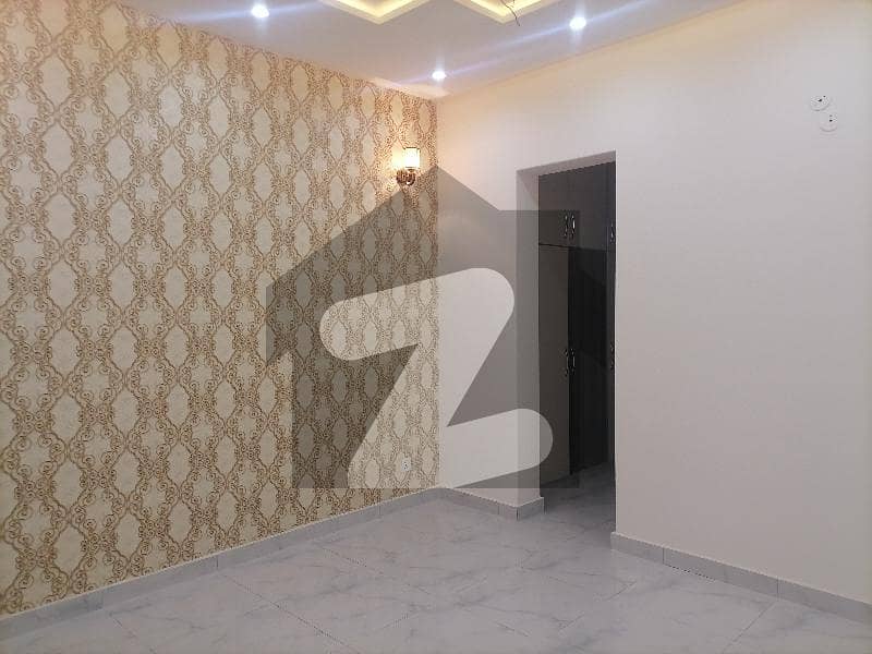 جوہر ٹاؤن لاہور میں 5 کمروں کا 5 مرلہ بالائی پورشن 2.95 کروڑ میں برائے فروخت۔