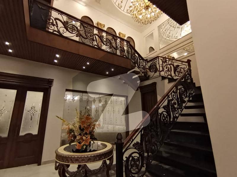 بحریہ ٹاؤن سیکٹر سی بحریہ ٹاؤن,لاہور میں 5 کمروں کا 1 کنال مکان 9.5 کروڑ میں برائے فروخت۔