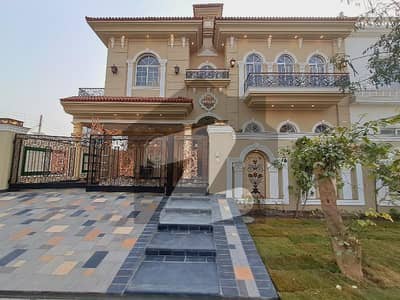 فارمانئیٹس ہاؤسنگ سکیم لاہور میں 5 کمروں کا 10 مرلہ مکان 3.3 کروڑ میں برائے فروخت۔