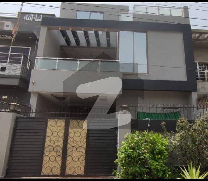 نواب ٹاؤن - بلاک ڈی نواب ٹاؤن,لاہور میں 5 کمروں کا 10 مرلہ مکان 3.25 کروڑ میں برائے فروخت۔