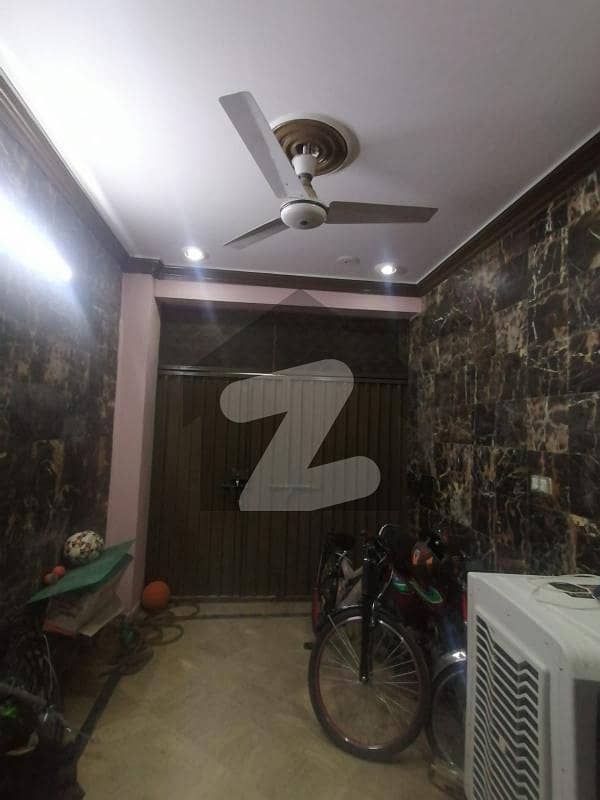 گلبرگ 3 - بلاک اے3 گلبرگ 3,گلبرگ,لاہور میں 4 کمروں کا 5 مرلہ مکان 2.6 کروڑ میں برائے فروخت۔