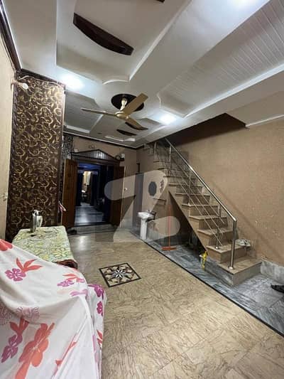 شمع روڈ لاہور میں 4 کمروں کا 4 مرلہ مکان 1.5 کروڑ میں برائے فروخت۔