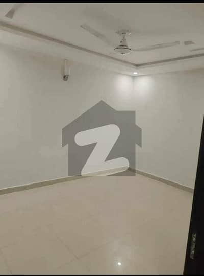GULBERG BUSINESS CENTER FLAT FOR SALE