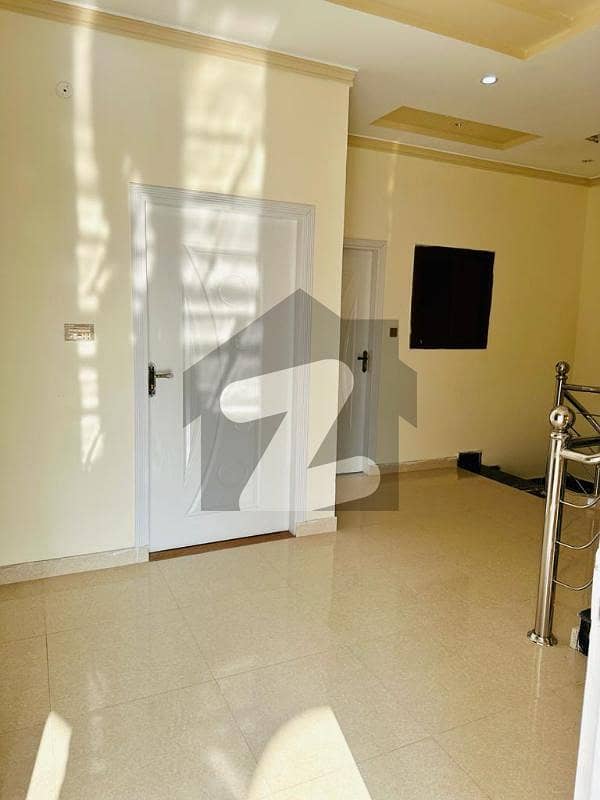 سنفورٹ ڈیفنس ولاز جموں روڈ,سیالکوٹ میں 6 کمروں کا 13 مرلہ مکان 7.5 کروڑ میں برائے فروخت۔