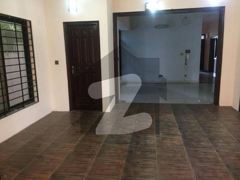 Ground portion for rent 3 bed dd 
1 car parking servant qaurter
beautiful washrooms
everything things separate