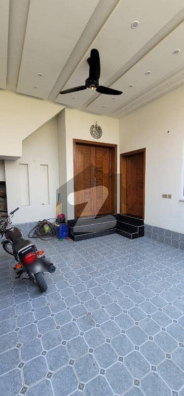 گلبرگ ویلی فیصل آباد میں 4 کمروں کا 6 مرلہ مکان 2.3 کروڑ میں برائے فروخت۔