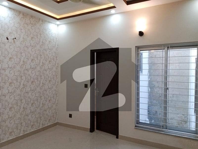 ایڈن بولیوارڈ ہاؤسنگ سکیم کالج روڈ,لاہور میں 5 کمروں کا 5 مرلہ مکان 70.0 ہزار میں کرایہ پر دستیاب ہے۔