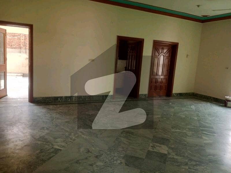 خیابانِ کالونی فیصل آباد میں 3 کمروں کا 1 کنال بالائی پورشن 48.0 ہزار میں کرایہ پر دستیاب ہے۔