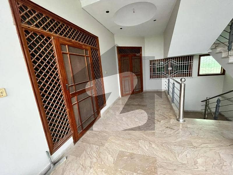 Beautiful location bangalow portion gulistan. e. johar 3 bed dd 300