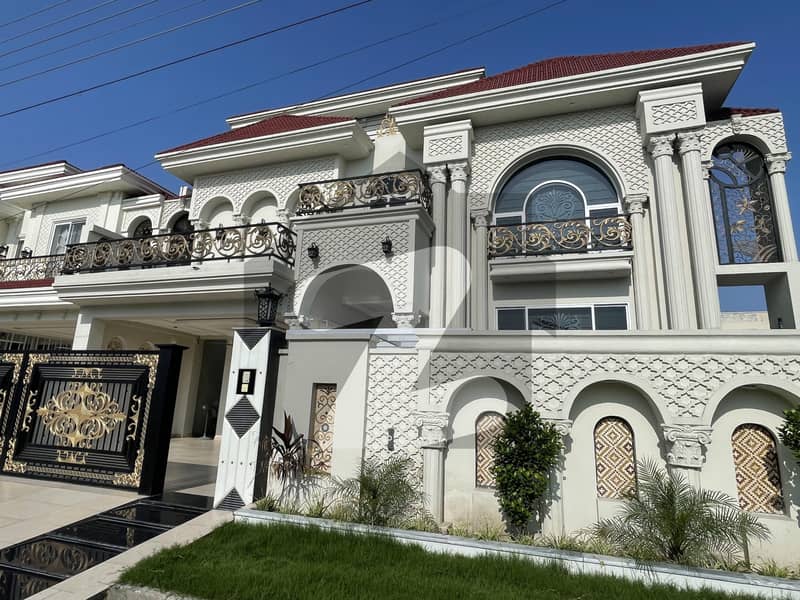 Furnished 1 Kanal Mentor On Main Boulevard 90 Feet Road Is For Sale ( Complete Family House)