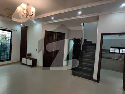 Prime Location 10 Marla Upper Portion For rent Available In DHA Defence