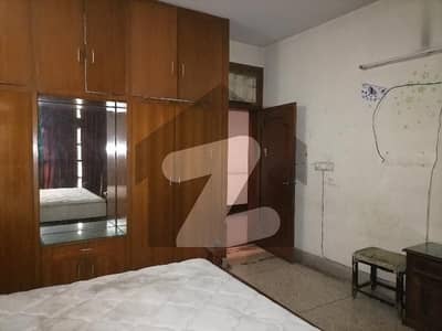 علامہ اقبال ٹاؤن لاہور میں 5 کمروں کا 10 مرلہ مکان 3.7 کروڑ میں برائے فروخت۔