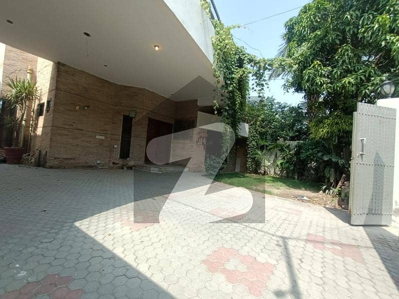 جوہر ٹاؤن لاہور میں 3 کمروں کا 1 کنال مکان 5.75 کروڑ میں برائے فروخت۔