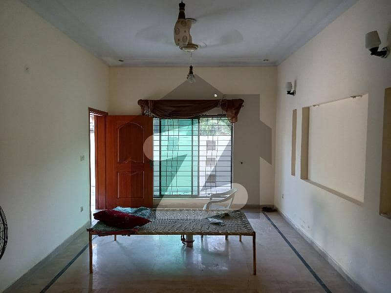 این ایف سی 1 لاہور میں 4 کمروں کا 10 مرلہ مکان 1.0 لاکھ میں کرایہ پر دستیاب ہے۔