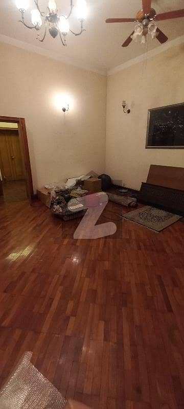 نیو مسلم ٹاؤن لاہور میں 10 کمروں کا 4 کنال مکان 32.0 کروڑ میں برائے فروخت۔